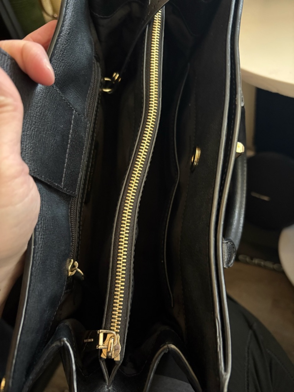👜Michael Kors Black Leather Satchel with Gold Stud Accents - Picture 9 of 10